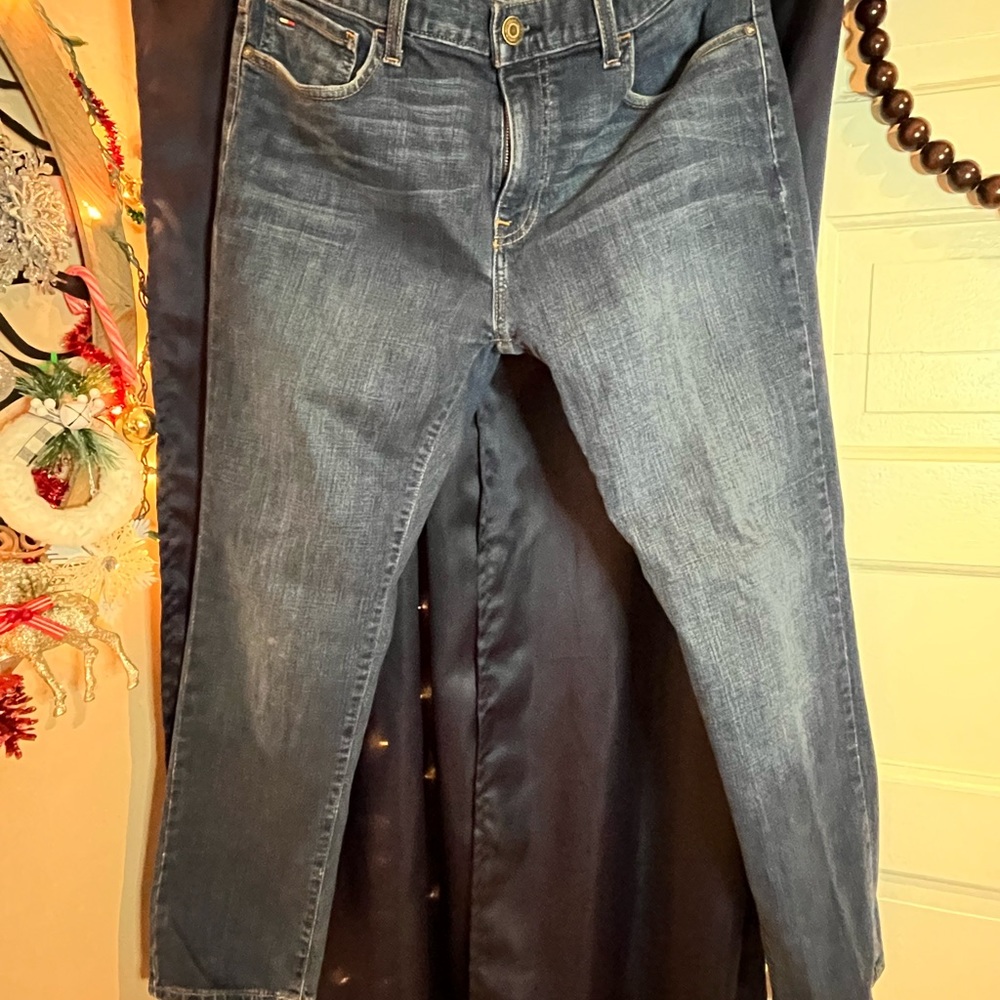 Tommy Hilfiger blue jeans lightly worn, like new. Size 34x30.
